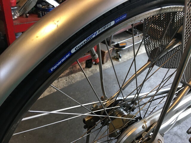 自転車 タイヤ ロゴとバルブ位置