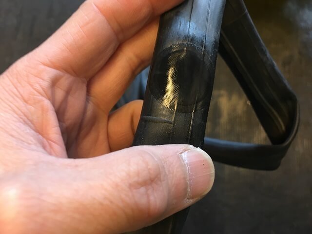 自転車パンク修理パッチのクリアシール剥がす