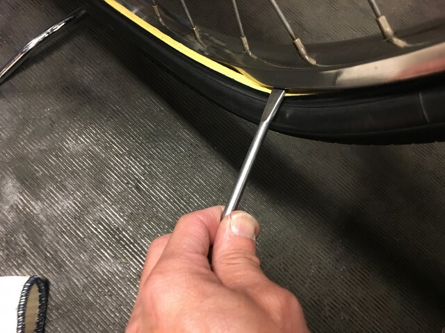 自転車のタイヤレバーの使い方