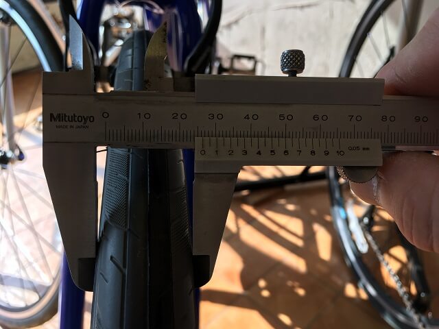 自転車タイヤサイズ見方　タイヤの幅計測