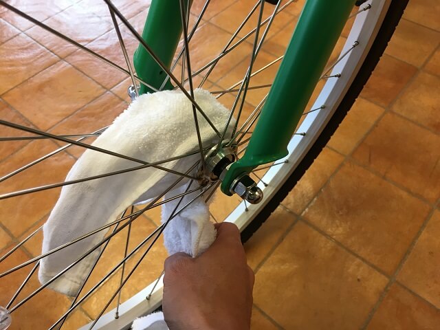 子供用自転車掃除のコツ　前輪ハブ内部乾拭き　アッソンJ24