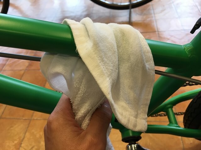 子供自転車掃除のコツ　フレーム乾拭きアッソンJ24