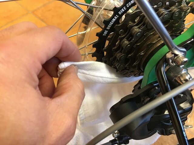 子供用自転車掃除のコツ　スプロケット乾拭きアッソンJ24