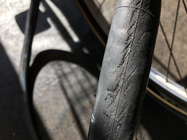 自転車タイヤ内側の大量の黒いカスの原因はチューブの擦れ