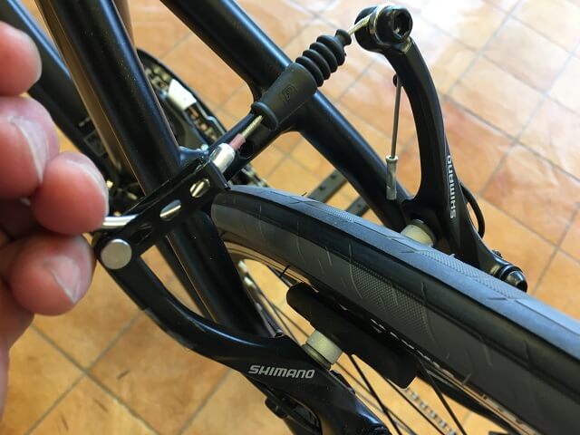 クロスバイク後輪はめ方　自転車を起こして後輪Vブレーキ本体をはめる