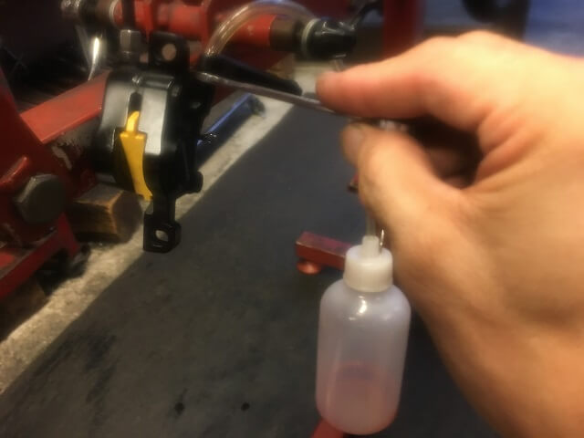 シマノ油圧ディスクブレーキのオイル交換　一瞬だけブリードニップルを開き気泡を放出する