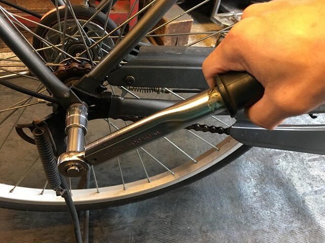 一般自転車後ハブナットをトルク工具で確認する