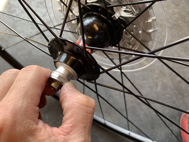 自転車組立作業後輪ハブ軸回転具合確認