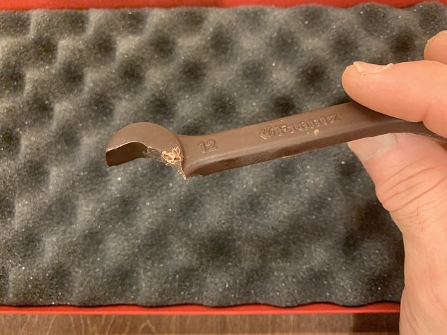 神戸フランツの工具チョコレート「スパナ」をひとかじり食べる