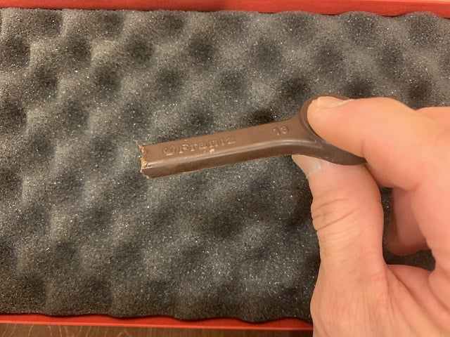 神戸フランツの工具チョコレート「スパナ」をふたかじり食べる