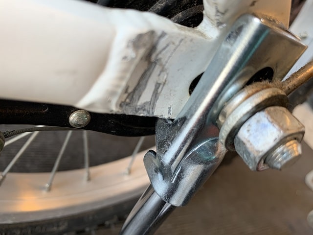 自転車補助輪の取付金具を隙間なく合わせて締め付ける