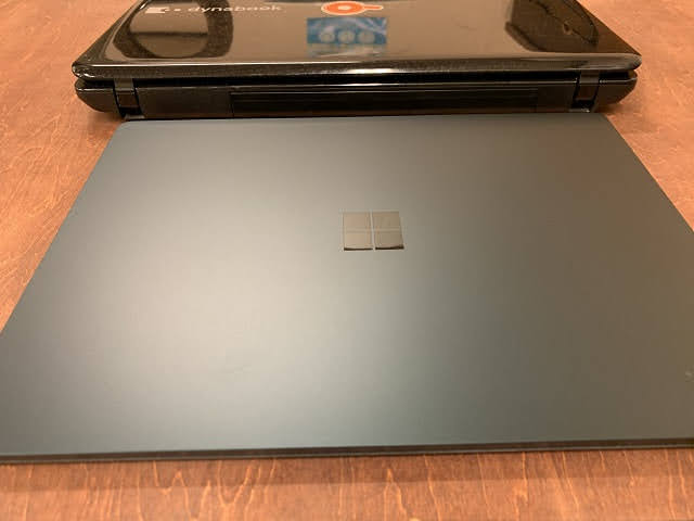 Surface Laptop3 13.5インチとダイナブックの厚み比較
