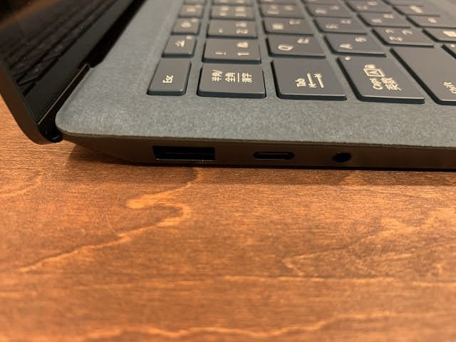 Surface Laptop3 13.5インチ左側面　