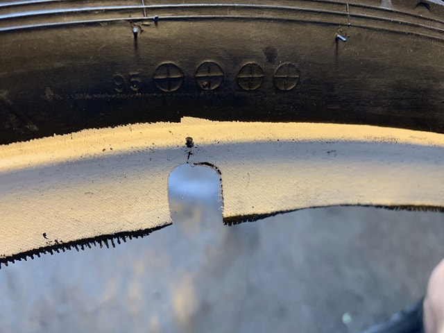 実用車の耳付きタイヤのバルブ口金部用にカットされた部分