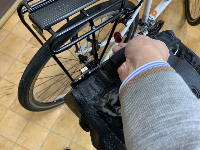 クロスバイクにリアキャリア サイドバッグをつけて通勤仕様に