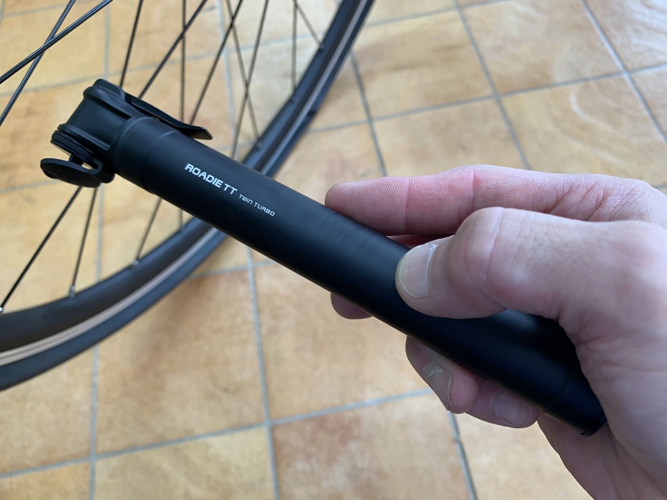 ２つの自転車携帯ポンプ試して比較してみた/ 店長おすすめとAmazon評価コメント数が多い安価な携帯自転車ポンプ