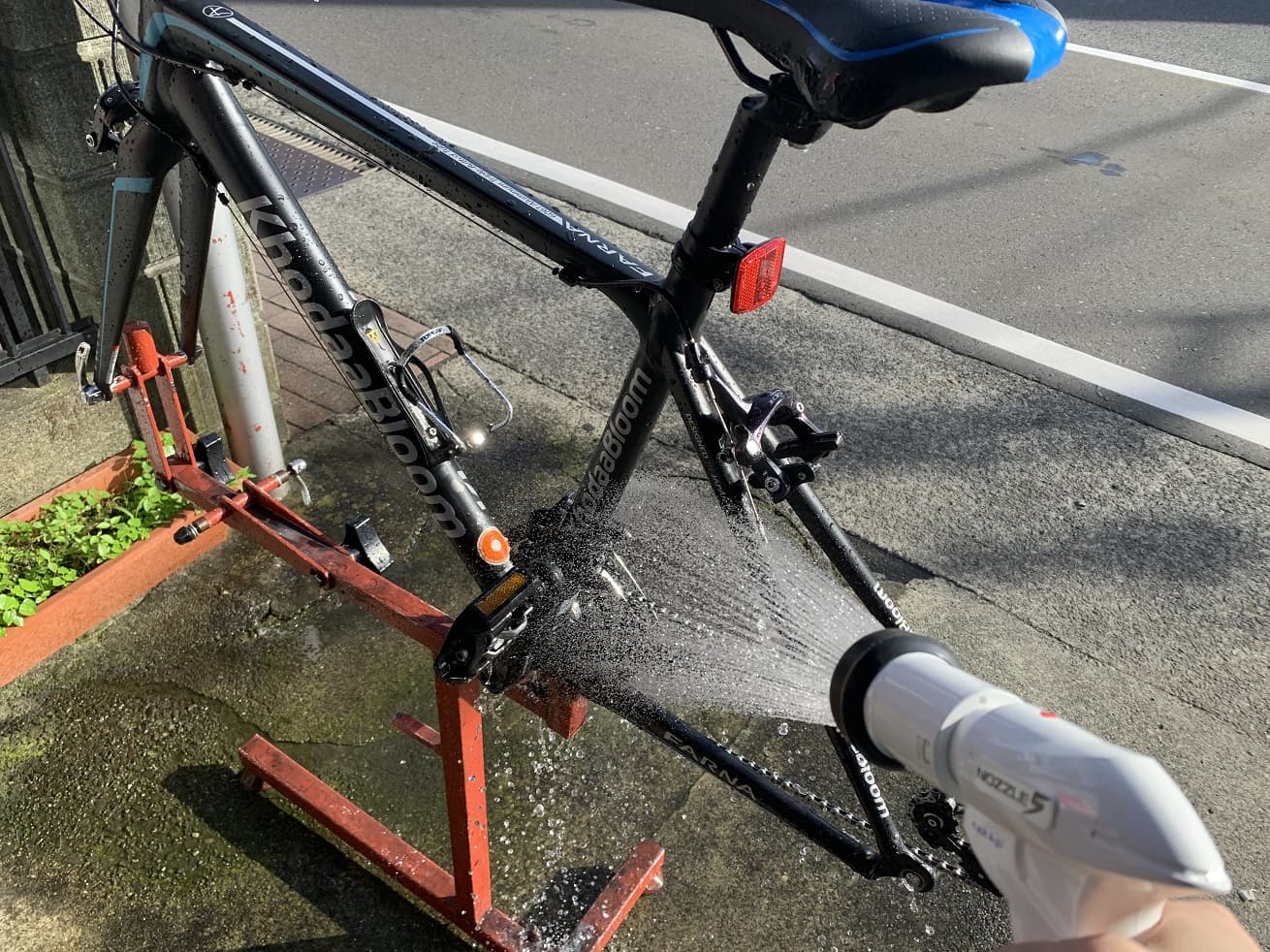自転車洗車先ずは全体の汚れを洗い流す