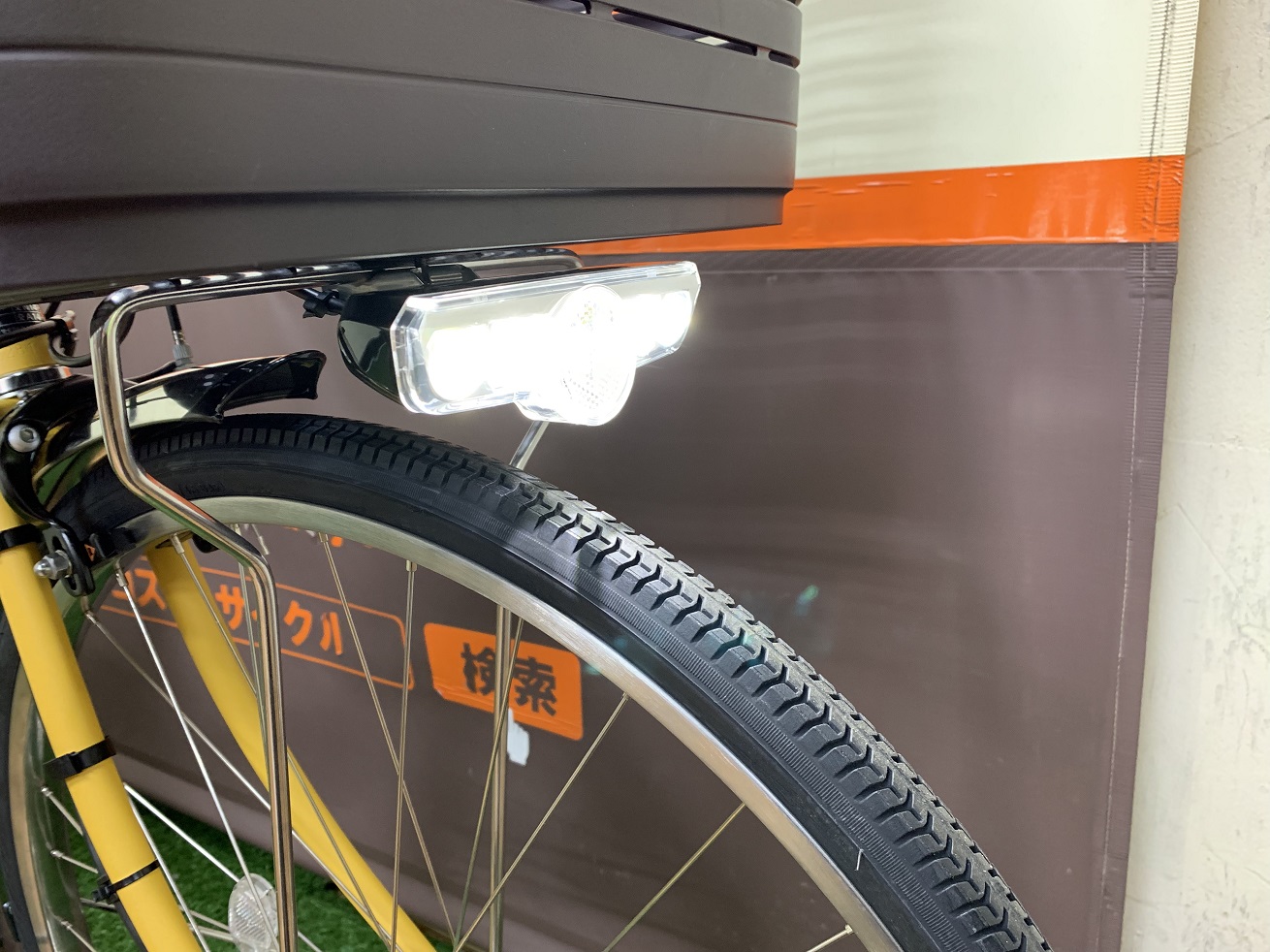 買い物におすすめ電動アシスト自転車「ビビDX」足元も照らすライト