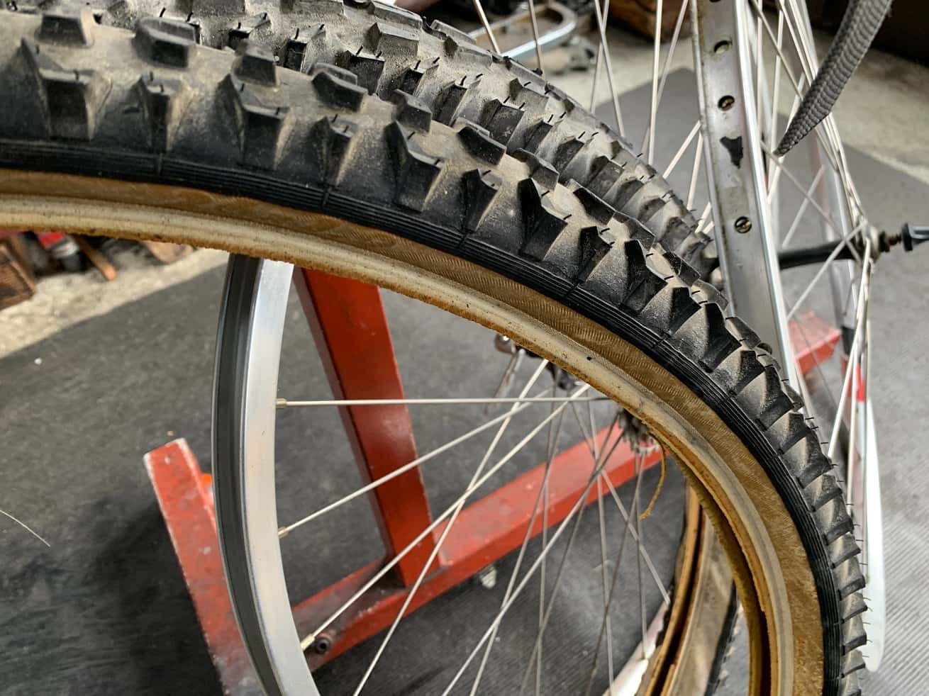 自転車クリーニング約30年前のマウンテンバイクの劣化したタイヤ