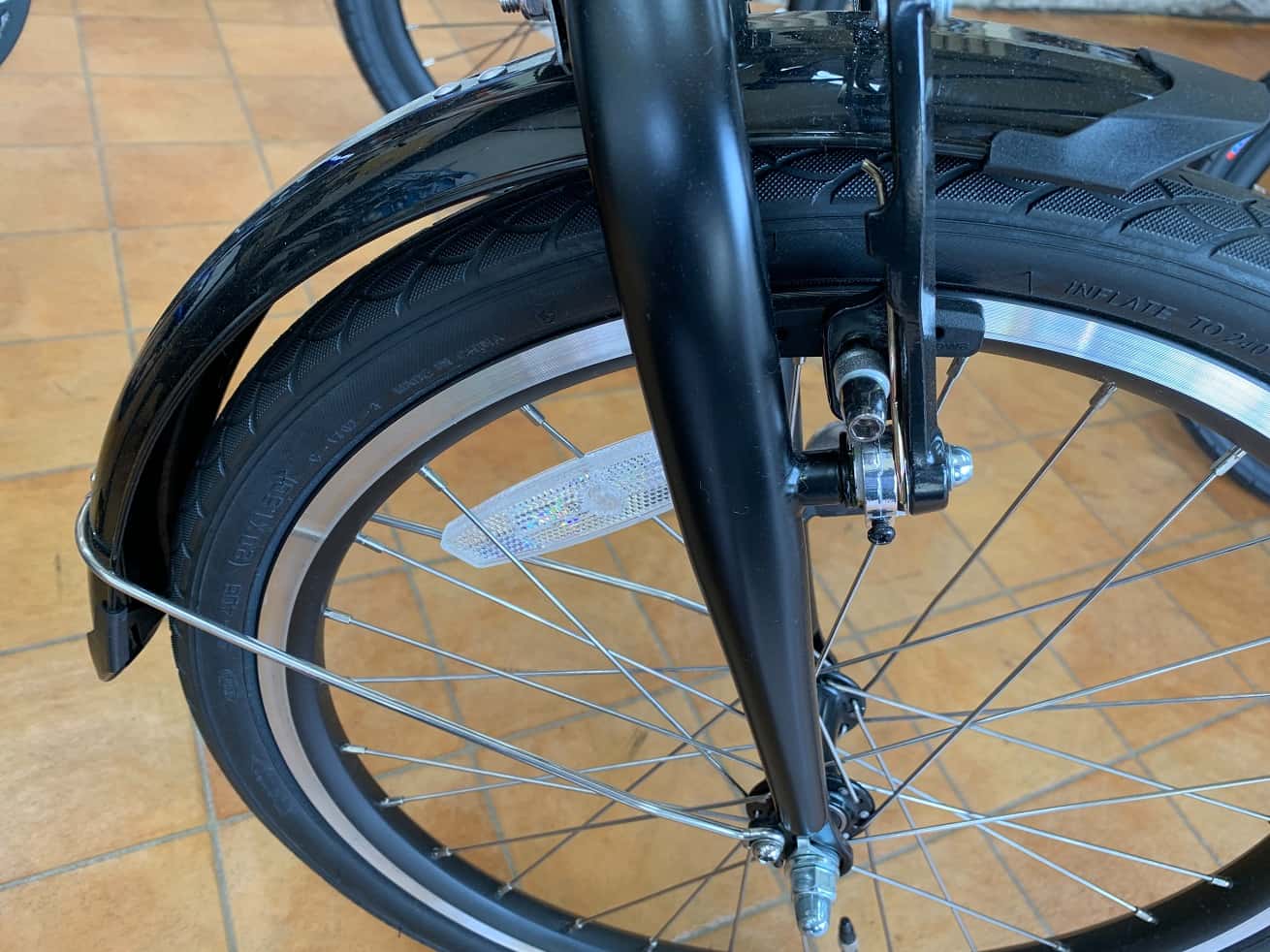 折り畳み自転車ESR「PURSUE LC」ハブ軸ナット締めタイプとフェンダー付