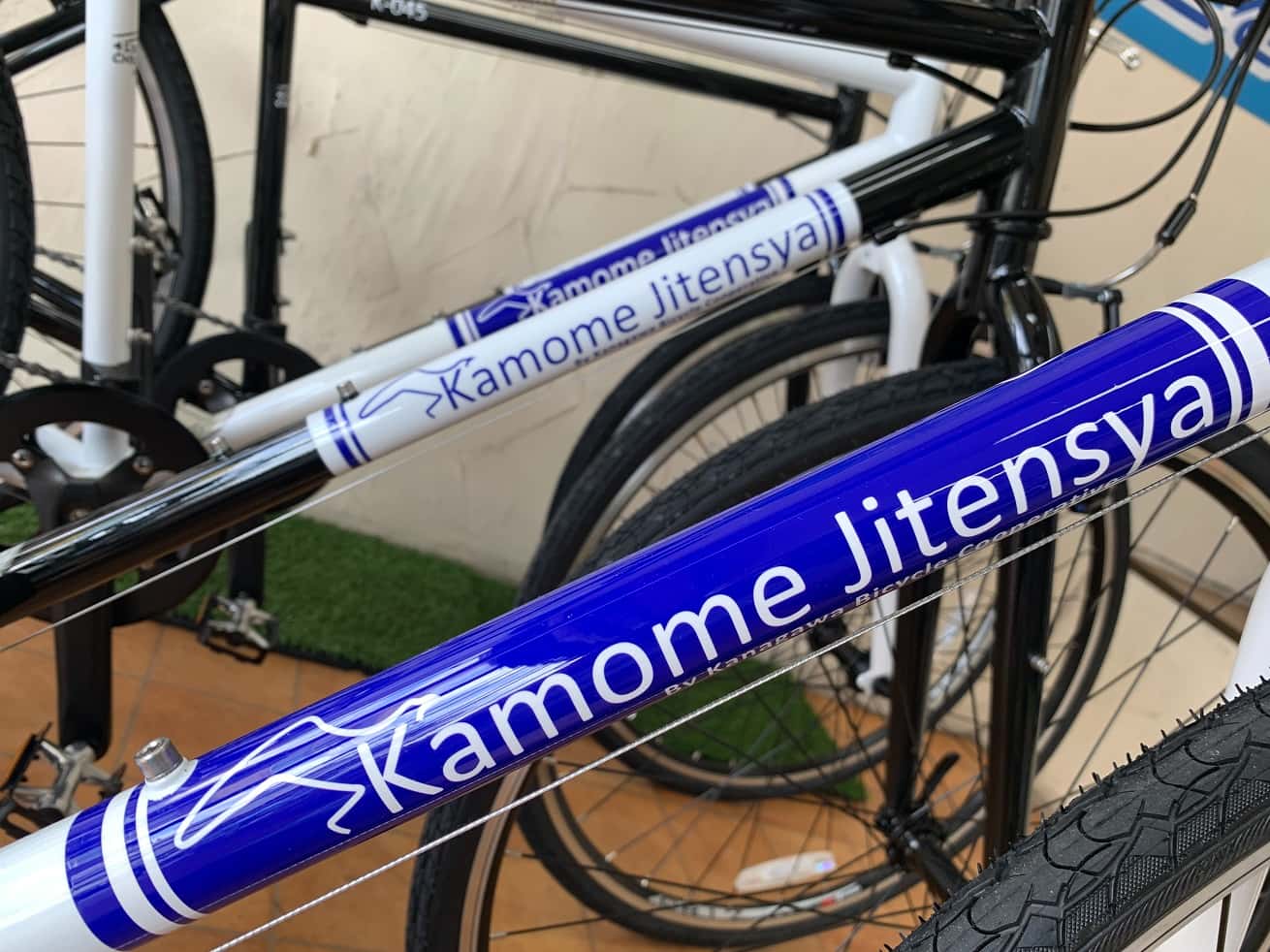 かもめ自転車の「Kamone Jitensya」ロゴ