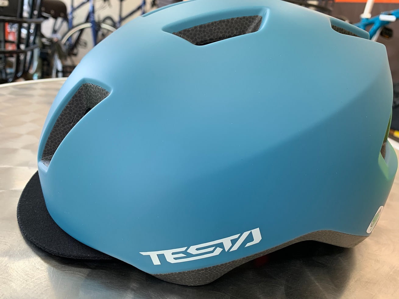 キッズから頭に小さな大人も被れるバイザースタイルヘルメットOGK「TESTA（テスタ）」