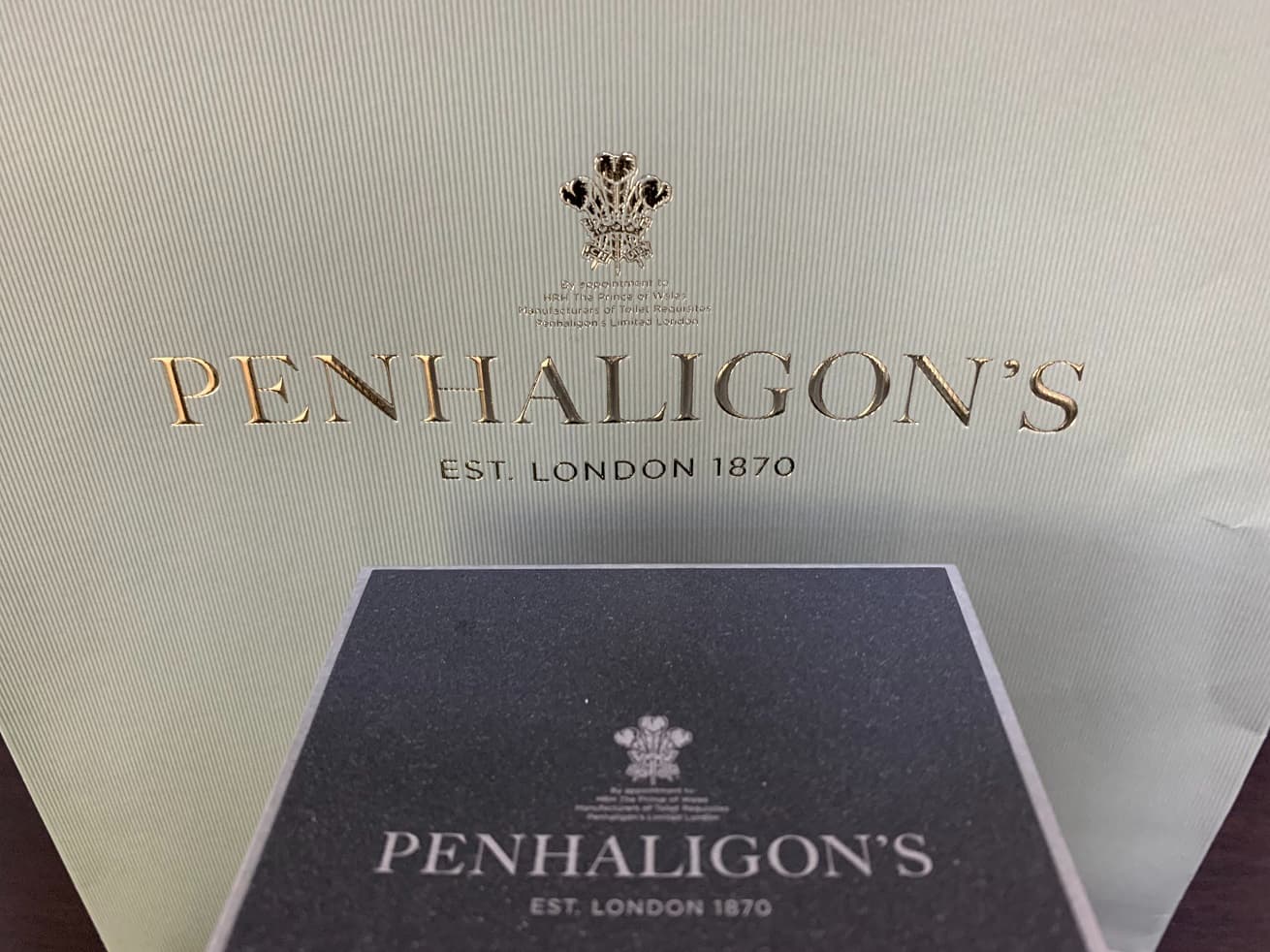 ペンハリガンの手提げ袋と「サルトリアル」の化粧箱。