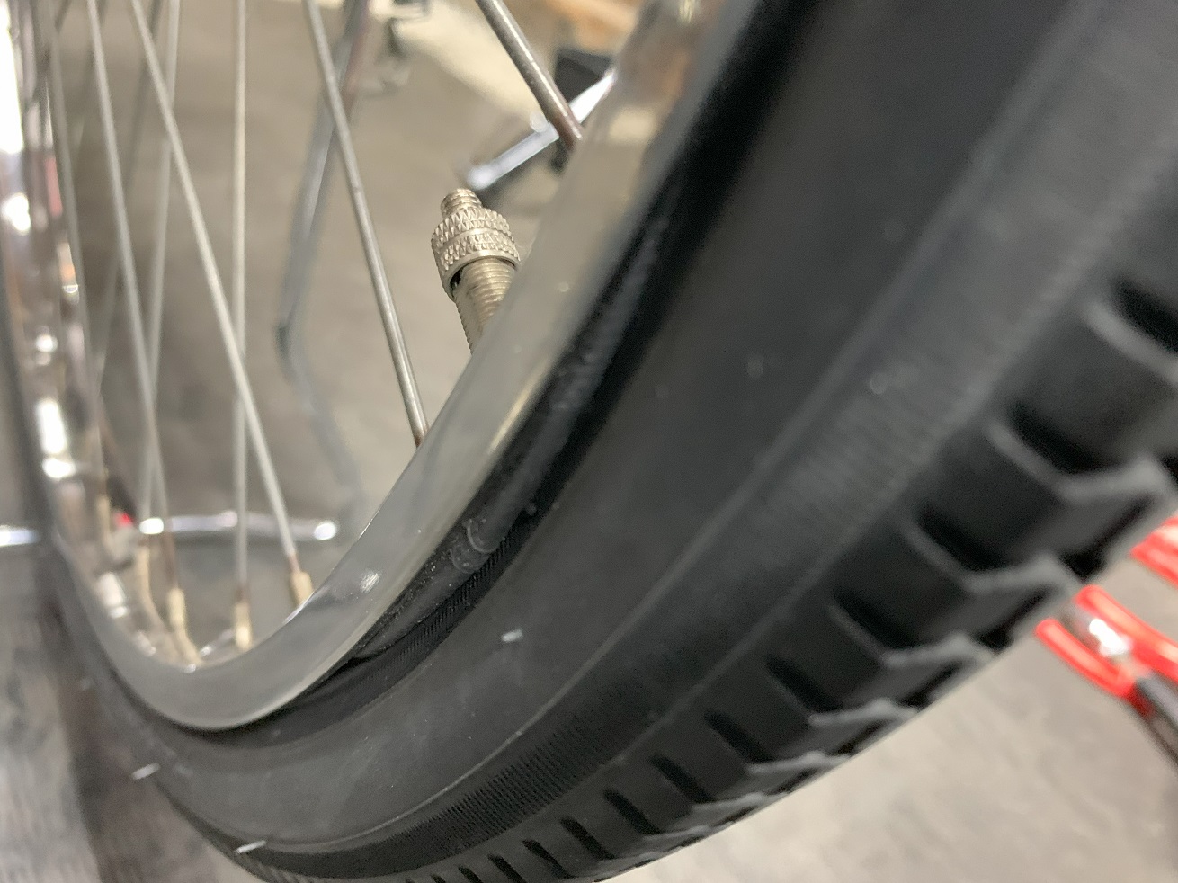 自転車タイヤにチューブが噛んでいる状態