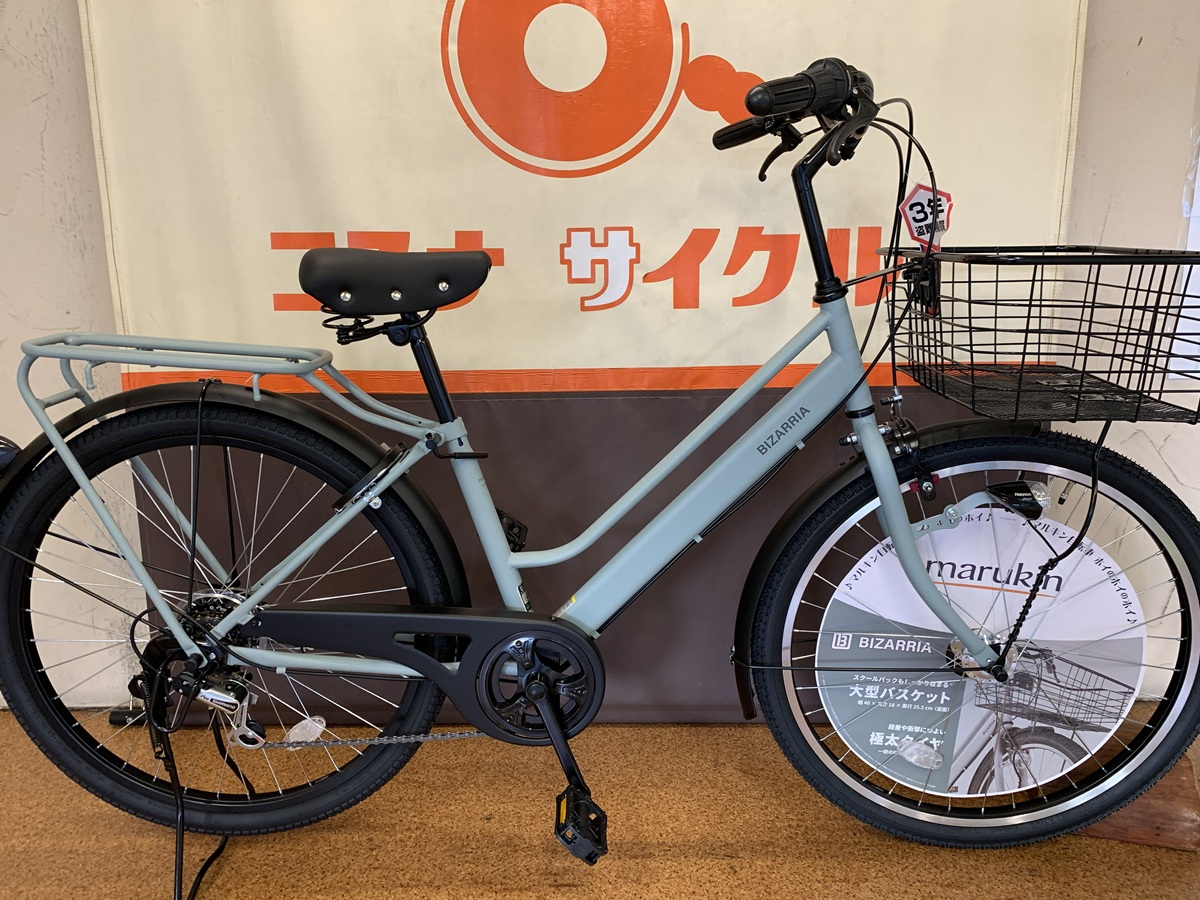 マルキン自転車ビザリアEXのマットツイードグレー。大型フロントバスケットと幅広タイヤを備えた車体全体の側面写真。